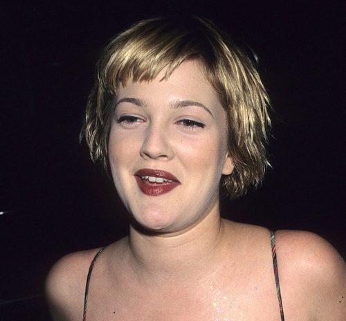 Drew Barrymore con un corte pixie y flequillo