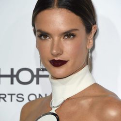 Alessandra Ambrosio luce labios de efecto vinilo