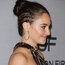 Shailene Woodley con un moño alto y trenzas de raíz