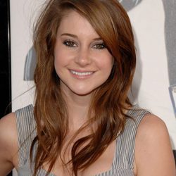 Shailene Woodley con el flequillo de lado y una melena messy