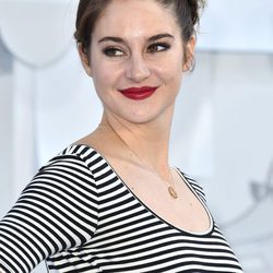 Shailene Woodley con el pelo corto y una trenza de raíz