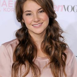 Shailene Woodley con dos coletas onduladas