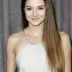 Shailene Woodley con una melena larga y lisa