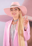 Lady Gaga con un sombrero rosa y un maquillaje de ojos irisado