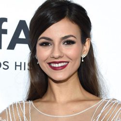 Victoria Justice luce un elegante maquillaje con labios burdeos