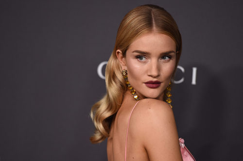 Rosie Huntington-Whiteley luce unas elegantes ondas clásicas