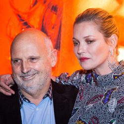 Kate Moss con un look muy poco cuidado y un recogido despeinado