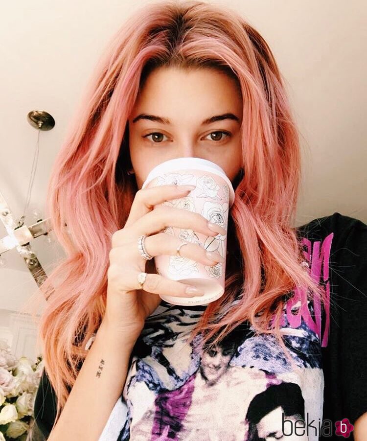 Hailey Baldwin sube una foto a su cuenta de Instagram para mostrar su nuevo color de pelo