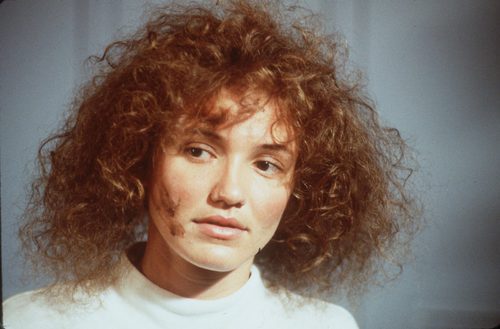 Cameron Diaz pelirroja y con el pelo rizado
