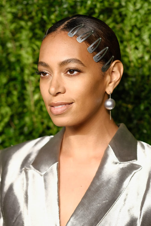 Solagne Knowles con horquillas en el cabello