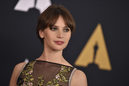 Felicity Jones luce un recogido de flequillo abierto
