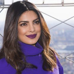 Priyanka Chopra opta por un look en morado
