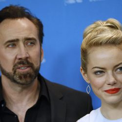 Emma Stone con un moño y tupé