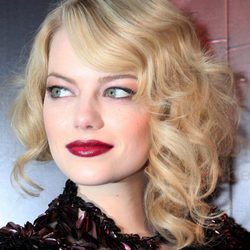 Emma Stone con ondas voluminosas y una melena rubia