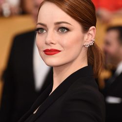 Emma Stone luce una coleta pulida y un makeup vibrante
