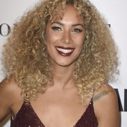 Leona Lewis ombina su labial burdeos con su outfit