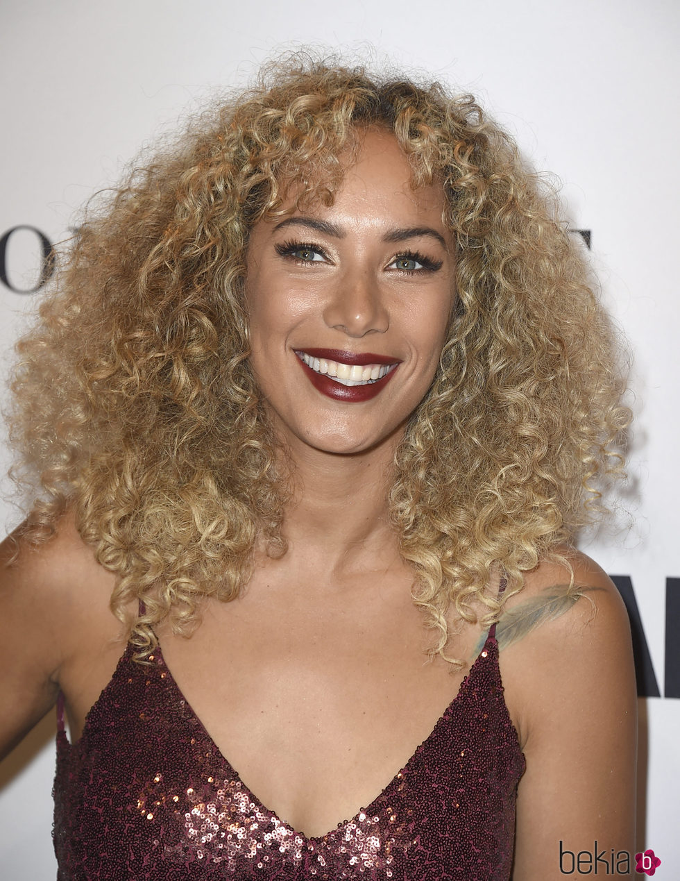 Leona Lewis ombina su labial burdeos con su outfit