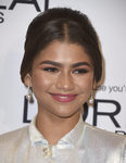Zendaya luce un moño anticuado