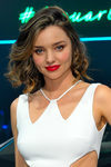 Miranda Kerr con un look en tonos rojizos