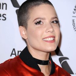 Halsey coloca mal sus pestañas postizas