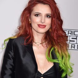Bella Thorne con el pelo de colores