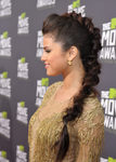 Selena Gomez con una trenza pull-through