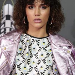 Michelle Calvó con el cabello rizado