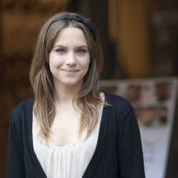 Aura Garrido luce un lazo negro