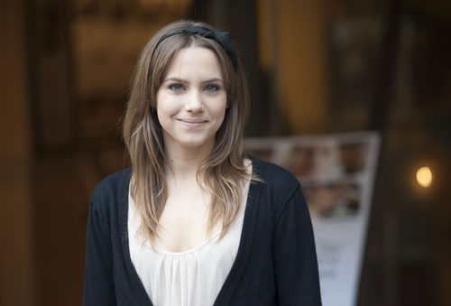 Aura Garrido luce un lazo negro