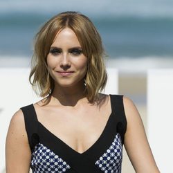 Aura Garrido con el pelo corto y messy waves