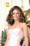 Jennifer Lopez con tupé y una melena rizada voluminosa