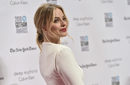 Margot Robbie apuesta por el rojo