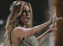 Edurne con una flor brillante cantando 'Amanecer'