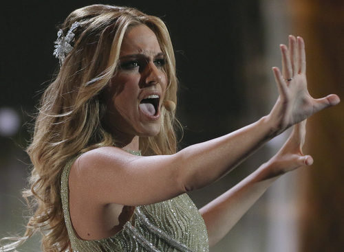 Edurne con una flor brillante cantando 'Amanecer'