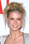 Heidi Klum peina hacia atrás su abombada melena