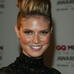 Heidi Klum recoge su cabello en una cresta