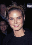 Heidi Klum peina su alborotada melena con una cinta