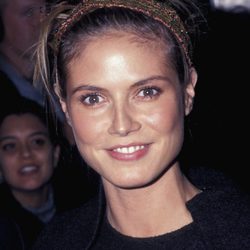 Heidi Klum peina su alborotada melena con una cinta
