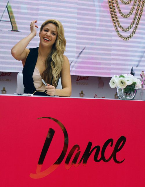 Shakira peina toda su melena hacia un lado