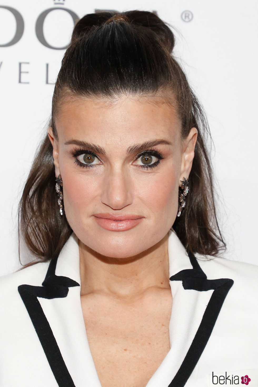 Idina Menzel con una coleta samurai