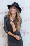 Vanesa Romero con un sombrero negro