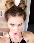 Vanesa Romero con space buns