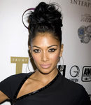 Nicole Scherzinger con un alborotado moño alto