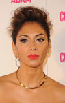 Nicole Scherzinger con un tupé encrespado