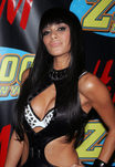 Nicole Scherzinger con el cabello negro y flequillo