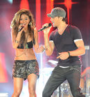 Nicole Scherzinger actuando con el cabello rizado y una trenza de espiga