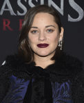Marion Cotillard maquilla sus labios de color berenjena
