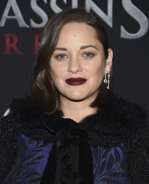 Marion Cotillard maquilla sus labios de color berenjena