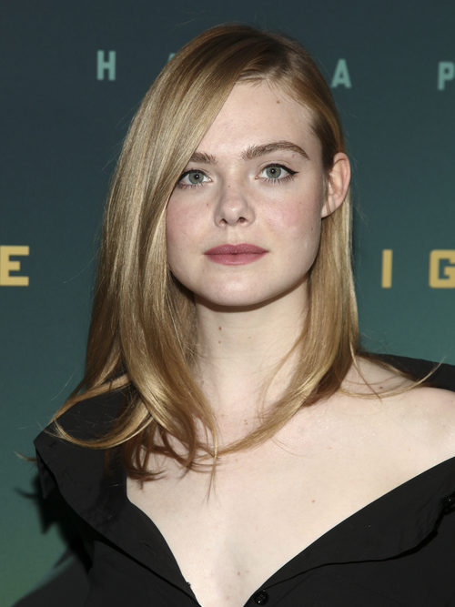 Elle Fanning sencilla con un delineado de ojos