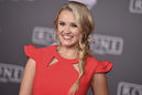 Emily Osment con una trenza de espiga